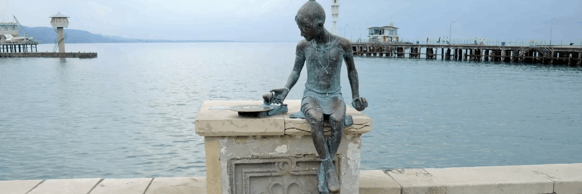 Скульптура "Ника и патефон"